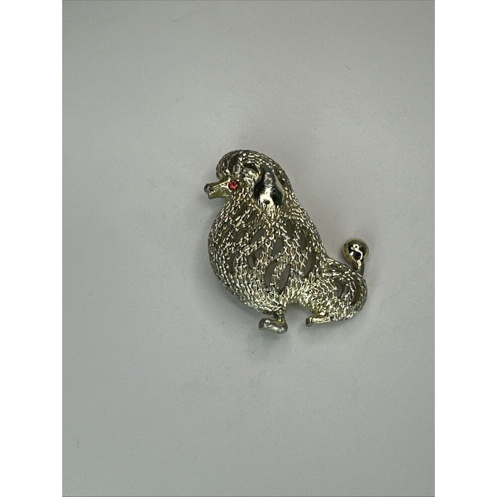 VINTAGE SARAH COVENTRY GOLD TONE POODLE RED RHINESTONE EYE METAL BROOCH PIN‎